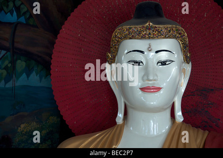 Gesicht eines keramischen Buddha in der wichtigsten buddhistischen Tempel des Myawaddy in Birma. Stockfoto
