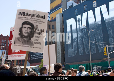 Broadway, New York City: Antikriegs- und Friedensbewegung März mit dem Ausdruck einer allgemeinen Unzufriedenheit mit der Bush-administration Stockfoto