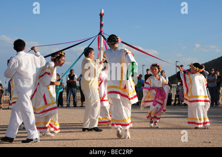 Danza Cultura Mexicana führen am Dia De San Juan Fiesta Santa Cruz River Park, Tucson, Arizona, USA. Stockfoto