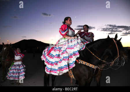 Florecitas del Dierto führt bei Dia De San Juan Fiesta Santa Cruz River Park, Tucson, Arizona, USA. Stockfoto