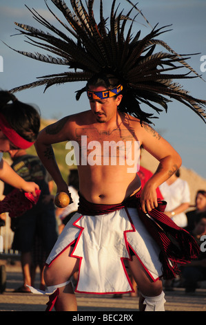 Danza Indigena--führt Proyecto Cass am Dia De San Juan Fiesta an der Santa Cruz River Park, Tucson, Arizona, USA. Stockfoto