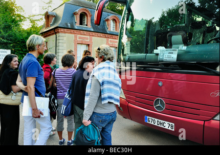 Paris, Frankreich - Touristen besuchen französisches Denkmal, 'Chateau de Breteuil', Leute Boarding lokaler Touristenbus, Baladobus, Stockfoto