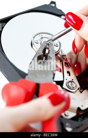 Frau Reparatur Computer HDD. Isoliert auf weiss. Stockfoto