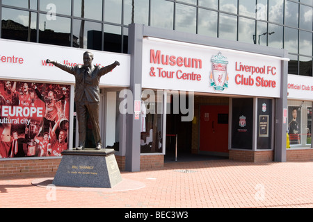 Blick auf das Liverpool FC Museum und den Klubladen mit der Bill Shankley Statue im Vordergrund Stockfoto