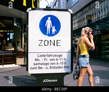 Melden Sie die Begrenzung des Einkaufs Fußgängerzone im Stadtzentrum von Köln, Deutschland (und Fußgänger) bezeichnet. Stockfoto