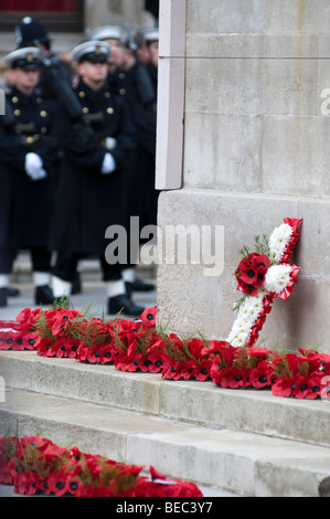 Mohn Kränze am Ehrenmal, London, am Remembrance Day Sonntag Stockfoto