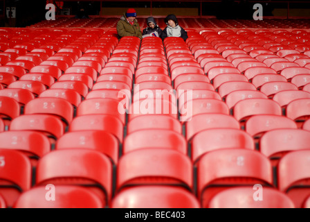 Unterstützer in der Arthur Wait stand der Selhurst Park Stockfoto