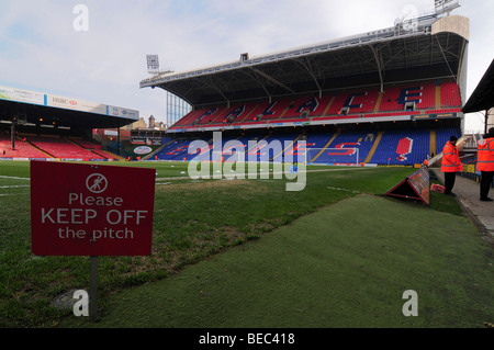 Selhurst Park mit Blick auf die Holmesdale Road stand Stockfoto