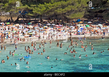 Cala Macarella, Menorca, Spanien. Im Sommer überfüllt. Stockfoto