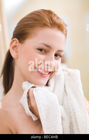 Junge Frau Beauty Portrait mit Handtuch. Stockfoto