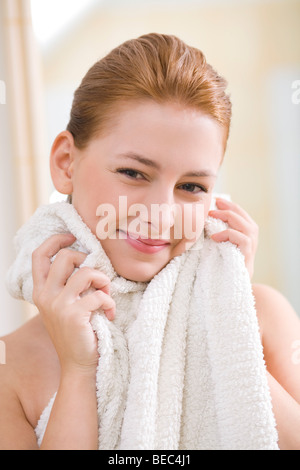 Junge Frau Beauty Portrait mit Handtuch. Stockfoto