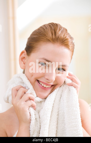 Junge Frau Beauty Portrait mit Handtuch. Stockfoto