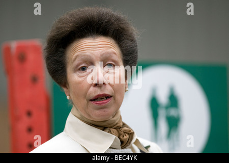 Die britische Königsfamilie Ihre Königliche Hoheit Prinzessin Anne, Prinzessin Royal, bei einer offiziellen Verlobung mit eine Reitschule in Chigwell Stockfoto