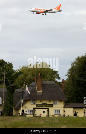 Einem Easyjet-Passagier-Jet über The Three Horseshoes Pub in Maulwurfshügel grün, Essex, auf dem Weg zum landen am Flughafen Stansted Stockfoto