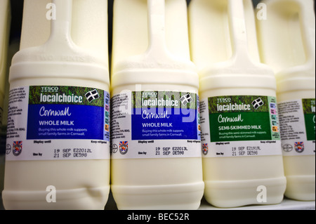 Milch in Plastikflaschen für den Verkauf in einem Tesco-Supermarkt im Vereinigten Königreich Stockfoto