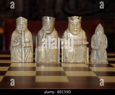 Einige der ursprünglichen Lewis Schach Männer in das national Museum of Scotland gehalten. Stockfoto