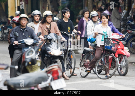 Menschen, die Reiten Roller/Mopeds in Vietnam in Hanoi Stockfoto
