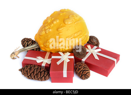 A verpackt Geschenk-Boxen, Kürbis und Zapfen Stockfoto