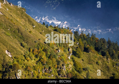 Der Mont-Dore Therme im Herbst (Puy de Dôme - Frankreich). La Ville du Mont-Dore En Automne (Puy-de-Dôme - Auvergne, Frankreich). Stockfoto