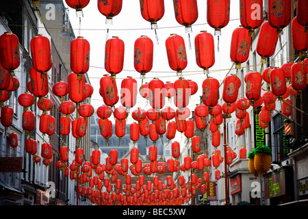 Rote Laternen zum chinesischen Neujahr feiern hängen über Soho in London England UK Stockfoto