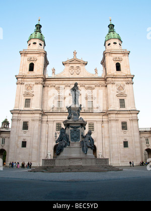 Statue der Madonna in Domplatz Salzburg Österreich mit dem Dom hinter Stockfoto