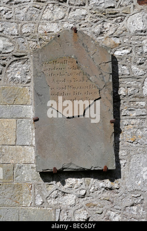 Schiefer-Gedenktafel an der Außenseite des St. Rhidian und St. Illtyd Kirche in Llanrhidian auf der Gower Halbinsel in Wales. Stockfoto