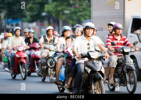 Menschen, die Reiten Roller/Mopeds in Vietnam in Hanoi Stockfoto