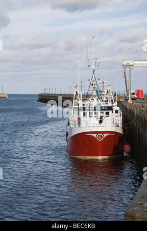 Tölt Northumberland England UK Fischerboot vor Anker im Hafen liegt an der Mündung des Flusses Krocket Stockfoto