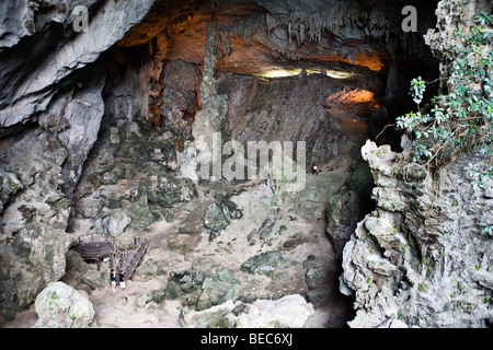 Eine riesige Höhle auf einer Insel in der Halong Bucht, Vietnam Stockfoto