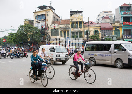 Menschen, die Reiten Roller/Mopeds in Vietnam in Hanoi Stockfoto
