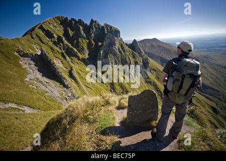 Ein Wanderer vor "Puy de Sancy" oben (Puy de Dôme - Frankreich). Randonneur Devant le Sommet du Puy de Sancy. Stockfoto