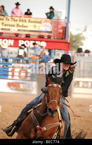 Cowgirls beim 84. jährliche Tucson Rodeo durchführen, auch bekannt als Fiesta De Los Vaqueros in Tucson, Arizona, USA. Stockfoto