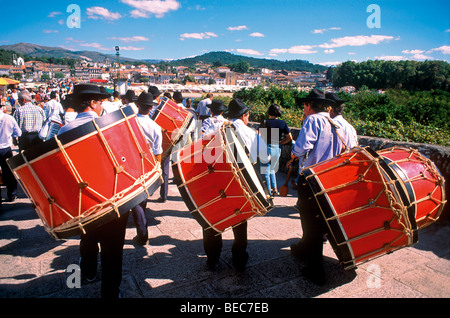 Portugal, Minho: Mann mit traditionellen Trommeln auf dem Volksfest Feiras Novas in Ponte de Lima Stockfoto
