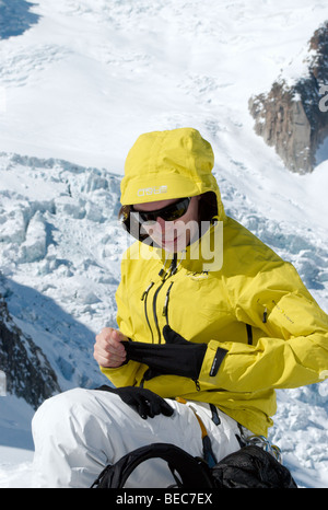 Tourengeher Rast- und Anpassung der Ausrüstung. Seracs du Geant und Vallée Blanche im Hintergrund. Chamonix, Frankreich Stockfoto