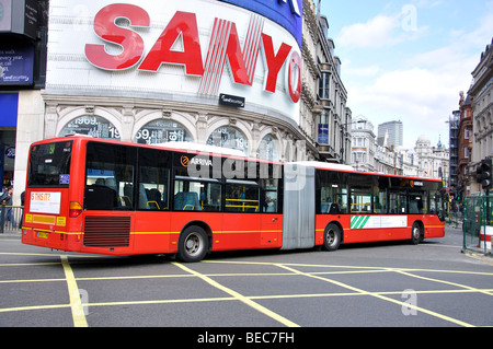 Kurvenreich Bus, Piccadilly Circus, City of Westminster, London, England, Vereinigtes Königreich Stockfoto