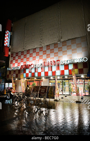 Pachinko/Glücksspiel Stube in der Nacht in Tokio, Japan Stockfoto