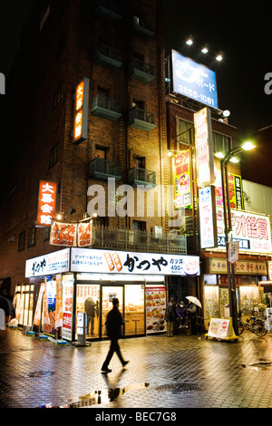 Neon Lichter in Tokio bei Nacht Stockfoto