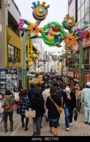 Menschenmassen, die zu Fuß durch Harajuku, Tokyo, Japan Stockfoto