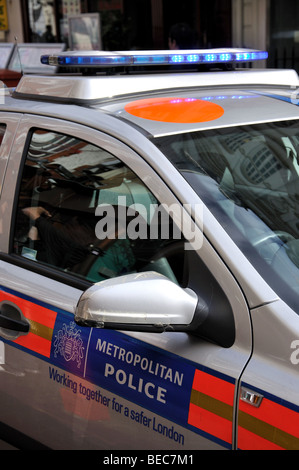 Polizeiauto mit blauem Blinklicht, Gerrard Street, Chinatown, Soho, City of Westminster, London, England, Vereinigtes Königreich Stockfoto