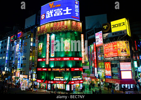 Hochhäuser in der Nacht in Shinjuku, Tokio Stockfoto