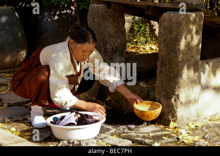 Frau, Wäsche waschen, Korean Folk Village, South Korea Stockfoto