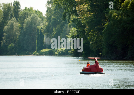 Eine Familie Spaß im Schwebeflug Boote auf dem Fluss Lot an Castelmoron, Aquitaine, Frankreich Stockfoto
