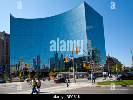 Glasfenster des Gebäudes "Ontario Power Corporation" auf der University Avenue in Toronto, Ontario; Kanada; Nord-Amerika Stockfoto