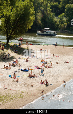 Touristen, Sonnenbaden und Schwimmen im Fluss Lot an Castelmoron, Aquitaine, Frankreich Stockfoto