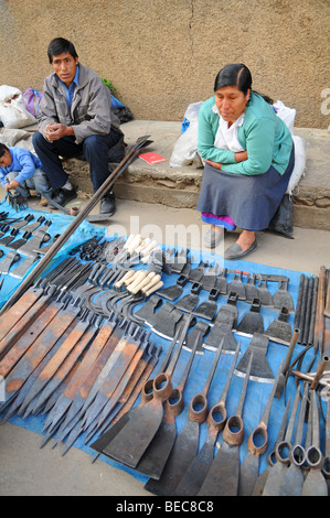 CAJABAMBA PERU - SEPTEMBER 6: Silberschmied Vertriebs-Tools auf einem Markt in Cajabamba, Peru am 6. September 2009 Stockfoto