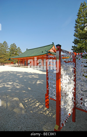 Angebote der Omikuji (Fortune Papier) an Heian Jingu (Heian-Jingu)-Schrein, Kyoto, Japan Stockfoto