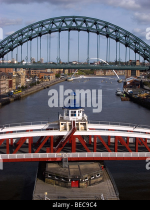 Die Tyne Bridge, Drehbrücke und Millennium Bridge von der hohen Brücke nach Osten gesehen Stockfoto