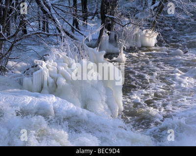 Eisformationen an einem Fluss in Schweden in den kalten Wintermonaten. Stockfoto