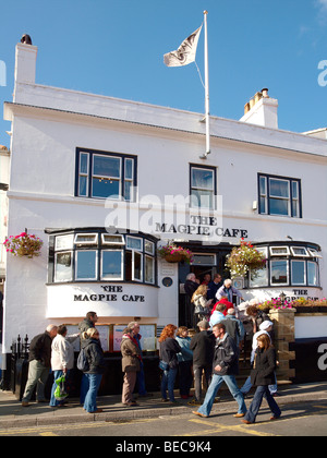 Eine Warteschlange auf der Treppe warten auf Fish &amp; Chips im berühmten Café Elster in Whitby North Yorkshire Stockfoto