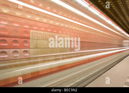 Metro fliegen vorbei an der u-Bahnstation Staroměstská in Prag, Tschechien. Stockfoto